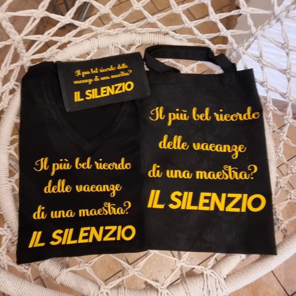Idee regalo originali per maestre e insegnanti Cerchi un regalo unico e divertente per una maestra speciale? Sei nel posto giusto! In questa categoria trovi idee regalo per maestre e insegnanti pensate per sorprendere con ironia e affetto: t-shirt personalizzate, pochette pratiche, bags stilose e le immancabili tazze con frasi simpatiche, perfette per la pausa caffè in sala insegnanti. Tutti i prodotti sono personalizzati con frasi originali, ironiche o dolci, per dire grazie con un sorriso a chi ogni giorno si prende cura dei nostri figli con passione e pazienza. Che sia per la fine dell’anno scolastico, Natale o semplicemente per dire "sei speciale", qui trovi il regalo giusto per ogni occasione. 🎁 Regali per maestre della scuola dell’infanzia, primaria o medie, tutti artigianali e made in Italy, con la qualità e l’originalità che contraddistingue il nostro brand.