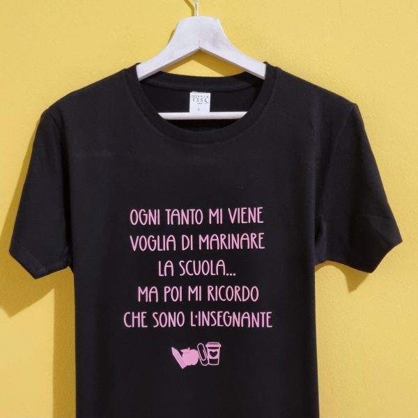 Idee regalo originali per maestre e insegnanti Cerchi un regalo unico e divertente per una maestra speciale? Sei nel posto giusto! In questa categoria trovi idee regalo per maestre e insegnanti pensate per sorprendere con ironia e affetto: t-shirt personalizzate, pochette pratiche, bags stilose e le immancabili tazze con frasi simpatiche, perfette per la pausa caffè in sala insegnanti. Tutti i prodotti sono personalizzati con frasi originali, ironiche o dolci, per dire grazie con un sorriso a chi ogni giorno si prende cura dei nostri figli con passione e pazienza. Che sia per la fine dell’anno scolastico, Natale o semplicemente per dire "sei speciale", qui trovi il regalo giusto per ogni occasione. 🎁 Regali per maestre della scuola dell’infanzia, primaria o medie, tutti artigianali e made in Italy, con la qualità e l’originalità che contraddistingue il nostro brand.