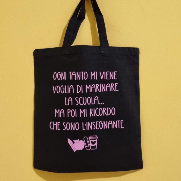 Idee regalo originali per maestre e insegnanti Cerchi un regalo unico e divertente per una maestra speciale? Sei nel posto giusto! In questa categoria trovi idee regalo per maestre e insegnanti pensate per sorprendere con ironia e affetto: t-shirt personalizzate, pochette pratiche, bags stilose e le immancabili tazze con frasi simpatiche, perfette per la pausa caffè in sala insegnanti. Tutti i prodotti sono personalizzati con frasi originali, ironiche o dolci, per dire grazie con un sorriso a chi ogni giorno si prende cura dei nostri figli con passione e pazienza. Che sia per la fine dell’anno scolastico, Natale o semplicemente per dire "sei speciale", qui trovi il regalo giusto per ogni occasione. 🎁 Regali per maestre della scuola dell’infanzia, primaria o medie, tutti artigianali e made in Italy, con la qualità e l’originalità che contraddistingue il nostro brand.
