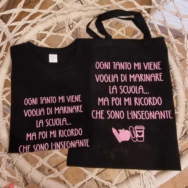 Idee regalo originali per maestre e insegnanti Cerchi un regalo unico e divertente per una maestra speciale? Sei nel posto giusto! In questa categoria trovi idee regalo per maestre e insegnanti pensate per sorprendere con ironia e affetto: t-shirt personalizzate, pochette pratiche, bags stilose e le immancabili tazze con frasi simpatiche, perfette per la pausa caffè in sala insegnanti. Tutti i prodotti sono personalizzati con frasi originali, ironiche o dolci, per dire grazie con un sorriso a chi ogni giorno si prende cura dei nostri figli con passione e pazienza. Che sia per la fine dell’anno scolastico, Natale o semplicemente per dire "sei speciale", qui trovi il regalo giusto per ogni occasione. 🎁 Regali per maestre della scuola dell’infanzia, primaria o medie, tutti artigianali e made in Italy, con la qualità e l’originalità che contraddistingue il nostro brand.