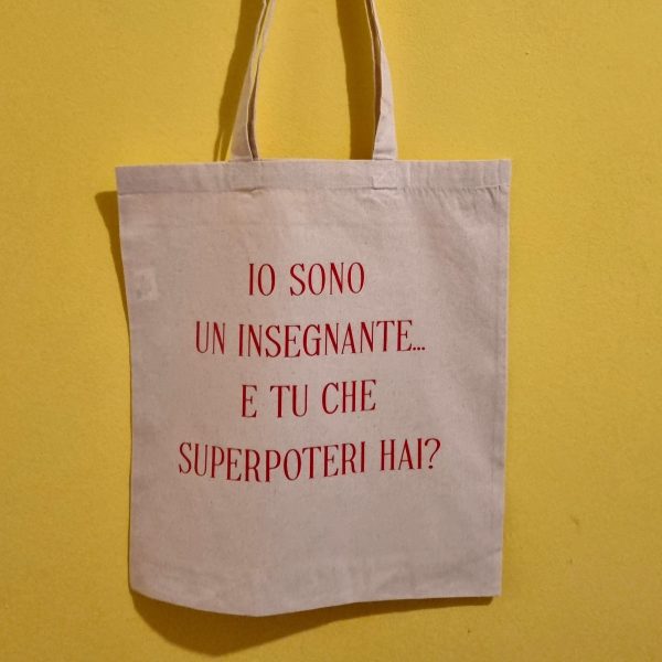 Idee regalo originali per maestre e insegnanti Cerchi un regalo unico e divertente per una maestra speciale? Sei nel posto giusto! In questa categoria trovi idee regalo per maestre e insegnanti pensate per sorprendere con ironia e affetto: t-shirt personalizzate, pochette pratiche, bags stilose e le immancabili tazze con frasi simpatiche, perfette per la pausa caffè in sala insegnanti. Tutti i prodotti sono personalizzati con frasi originali, ironiche o dolci, per dire grazie con un sorriso a chi ogni giorno si prende cura dei nostri figli con passione e pazienza. Che sia per la fine dell’anno scolastico, Natale o semplicemente per dire "sei speciale", qui trovi il regalo giusto per ogni occasione. 🎁 Regali per maestre della scuola dell’infanzia, primaria o medie, tutti artigianali e made in Italy, con la qualità e l’originalità che contraddistingue il nostro brand.