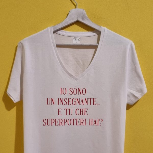 Idee regalo originali per maestre e insegnanti Cerchi un regalo unico e divertente per una maestra speciale? Sei nel posto giusto! In questa categoria trovi idee regalo per maestre e insegnanti pensate per sorprendere con ironia e affetto: t-shirt personalizzate, pochette pratiche, bags stilose e le immancabili tazze con frasi simpatiche, perfette per la pausa caffè in sala insegnanti. Tutti i prodotti sono personalizzati con frasi originali, ironiche o dolci, per dire grazie con un sorriso a chi ogni giorno si prende cura dei nostri figli con passione e pazienza. Che sia per la fine dell’anno scolastico, Natale o semplicemente per dire "sei speciale", qui trovi il regalo giusto per ogni occasione. 🎁 Regali per maestre della scuola dell’infanzia, primaria o medie, tutti artigianali e made in Italy, con la qualità e l’originalità che contraddistingue il nostro brand.