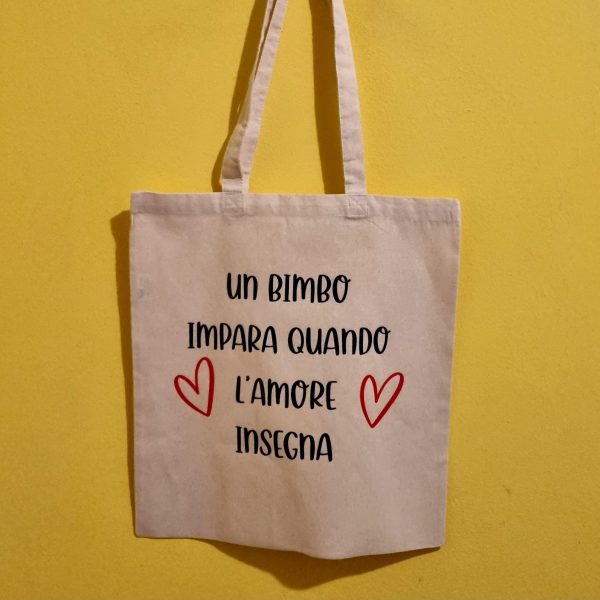 Idee regalo originali per maestre e insegnanti Cerchi un regalo unico e divertente per una maestra speciale? Sei nel posto giusto! In questa categoria trovi idee regalo per maestre e insegnanti pensate per sorprendere con ironia e affetto: t-shirt personalizzate, pochette pratiche, bags stilose e le immancabili tazze con frasi simpatiche, perfette per la pausa caffè in sala insegnanti. Tutti i prodotti sono personalizzati con frasi originali, ironiche o dolci, per dire grazie con un sorriso a chi ogni giorno si prende cura dei nostri figli con passione e pazienza. Che sia per la fine dell’anno scolastico, Natale o semplicemente per dire "sei speciale", qui trovi il regalo giusto per ogni occasione. 🎁 Regali per maestre della scuola dell’infanzia, primaria o medie, tutti artigianali e made in Italy, con la qualità e l’originalità che contraddistingue il nostro brand.