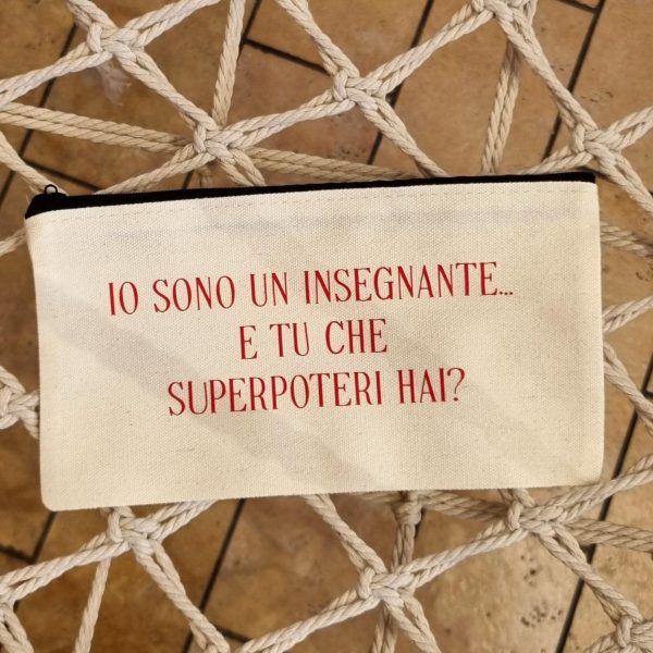 Idee regalo originali per maestre e insegnanti Cerchi un regalo unico e divertente per una maestra speciale? Sei nel posto giusto! In questa categoria trovi idee regalo per maestre e insegnanti pensate per sorprendere con ironia e affetto: t-shirt personalizzate, pochette pratiche, bags stilose e le immancabili tazze con frasi simpatiche, perfette per la pausa caffè in sala insegnanti. Tutti i prodotti sono personalizzati con frasi originali, ironiche o dolci, per dire grazie con un sorriso a chi ogni giorno si prende cura dei nostri figli con passione e pazienza. Che sia per la fine dell’anno scolastico, Natale o semplicemente per dire "sei speciale", qui trovi il regalo giusto per ogni occasione. 🎁 Regali per maestre della scuola dell’infanzia, primaria o medie, tutti artigianali e made in Italy, con la qualità e l’originalità che contraddistingue il nostro brand.