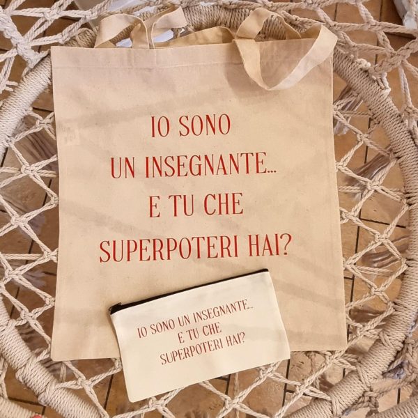 Idee regalo originali per maestre e insegnanti Cerchi un regalo unico e divertente per una maestra speciale? Sei nel posto giusto! In questa categoria trovi idee regalo per maestre e insegnanti pensate per sorprendere con ironia e affetto: t-shirt personalizzate, pochette pratiche, bags stilose e le immancabili tazze con frasi simpatiche, perfette per la pausa caffè in sala insegnanti. Tutti i prodotti sono personalizzati con frasi originali, ironiche o dolci, per dire grazie con un sorriso a chi ogni giorno si prende cura dei nostri figli con passione e pazienza. Che sia per la fine dell’anno scolastico, Natale o semplicemente per dire "sei speciale", qui trovi il regalo giusto per ogni occasione. 🎁 Regali per maestre della scuola dell’infanzia, primaria o medie, tutti artigianali e made in Italy, con la qualità e l’originalità che contraddistingue il nostro brand.
