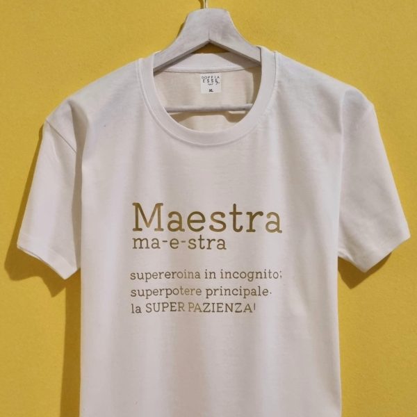Idee regalo originali per maestre e insegnanti Cerchi un regalo unico e divertente per una maestra speciale? Sei nel posto giusto! In questa categoria trovi idee regalo per maestre e insegnanti pensate per sorprendere con ironia e affetto: t-shirt personalizzate, pochette pratiche, bags stilose e le immancabili tazze con frasi simpatiche, perfette per la pausa caffè in sala insegnanti. Tutti i prodotti sono personalizzati con frasi originali, ironiche o dolci, per dire grazie con un sorriso a chi ogni giorno si prende cura dei nostri figli con passione e pazienza. Che sia per la fine dell’anno scolastico, Natale o semplicemente per dire "sei speciale", qui trovi il regalo giusto per ogni occasione. 🎁 Regali per maestre della scuola dell’infanzia, primaria o medie, tutti artigianali e made in Italy, con la qualità e l’originalità che contraddistingue il nostro brand.