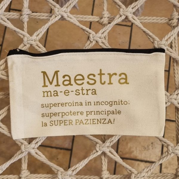 Idee regalo originali per maestre e insegnanti Cerchi un regalo unico e divertente per una maestra speciale? Sei nel posto giusto! In questa categoria trovi idee regalo per maestre e insegnanti pensate per sorprendere con ironia e affetto: t-shirt personalizzate, pochette pratiche, bags stilose e le immancabili tazze con frasi simpatiche, perfette per la pausa caffè in sala insegnanti. Tutti i prodotti sono personalizzati con frasi originali, ironiche o dolci, per dire grazie con un sorriso a chi ogni giorno si prende cura dei nostri figli con passione e pazienza. Che sia per la fine dell’anno scolastico, Natale o semplicemente per dire "sei speciale", qui trovi il regalo giusto per ogni occasione. 🎁 Regali per maestre della scuola dell’infanzia, primaria o medie, tutti artigianali e made in Italy, con la qualità e l’originalità che contraddistingue il nostro brand.