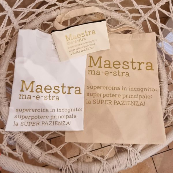 Idee regalo originali per maestre e insegnanti Cerchi un regalo unico e divertente per una maestra speciale? Sei nel posto giusto! In questa categoria trovi idee regalo per maestre e insegnanti pensate per sorprendere con ironia e affetto: t-shirt personalizzate, pochette pratiche, bags stilose e le immancabili tazze con frasi simpatiche, perfette per la pausa caffè in sala insegnanti. Tutti i prodotti sono personalizzati con frasi originali, ironiche o dolci, per dire grazie con un sorriso a chi ogni giorno si prende cura dei nostri figli con passione e pazienza. Che sia per la fine dell’anno scolastico, Natale o semplicemente per dire "sei speciale", qui trovi il regalo giusto per ogni occasione. 🎁 Regali per maestre della scuola dell’infanzia, primaria o medie, tutti artigianali e made in Italy, con la qualità e l’originalità che contraddistingue il nostro brand.