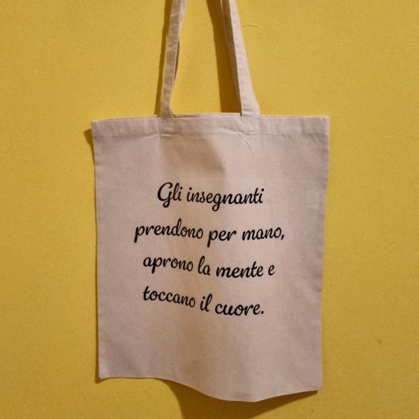 Idee regalo originali per maestre e insegnanti Cerchi un regalo unico e divertente per una maestra speciale? Sei nel posto giusto! In questa categoria trovi idee regalo per maestre e insegnanti pensate per sorprendere con ironia e affetto: t-shirt personalizzate, pochette pratiche, bags stilose e le immancabili tazze con frasi simpatiche, perfette per la pausa caffè in sala insegnanti. Tutti i prodotti sono personalizzati con frasi originali, ironiche o dolci, per dire grazie con un sorriso a chi ogni giorno si prende cura dei nostri figli con passione e pazienza. Che sia per la fine dell’anno scolastico, Natale o semplicemente per dire "sei speciale", qui trovi il regalo giusto per ogni occasione. 🎁 Regali per maestre della scuola dell’infanzia, primaria o medie, tutti artigianali e made in Italy, con la qualità e l’originalità che contraddistingue il nostro brand.