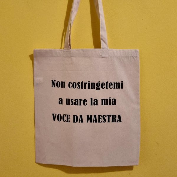 Idee regalo originali per maestre e insegnanti Cerchi un regalo unico e divertente per una maestra speciale? Sei nel posto giusto! In questa categoria trovi idee regalo per maestre e insegnanti pensate per sorprendere con ironia e affetto: t-shirt personalizzate, pochette pratiche, bags stilose e le immancabili tazze con frasi simpatiche, perfette per la pausa caffè in sala insegnanti. Tutti i prodotti sono personalizzati con frasi originali, ironiche o dolci, per dire grazie con un sorriso a chi ogni giorno si prende cura dei nostri figli con passione e pazienza. Che sia per la fine dell’anno scolastico, Natale o semplicemente per dire "sei speciale", qui trovi il regalo giusto per ogni occasione. 🎁 Regali per maestre della scuola dell’infanzia, primaria o medie, tutti artigianali e made in Italy, con la qualità e l’originalità che contraddistingue il nostro brand.
