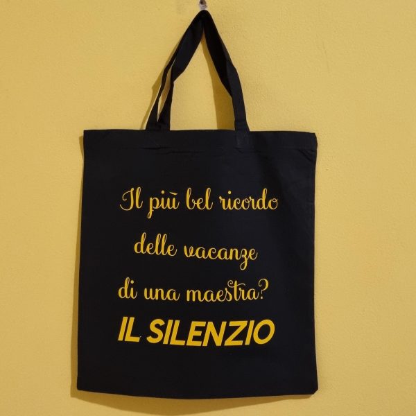 Idee regalo originali per maestre e insegnanti Cerchi un regalo unico e divertente per una maestra speciale? Sei nel posto giusto! In questa categoria trovi idee regalo per maestre e insegnanti pensate per sorprendere con ironia e affetto: t-shirt personalizzate, pochette pratiche, bags stilose e le immancabili tazze con frasi simpatiche, perfette per la pausa caffè in sala insegnanti. Tutti i prodotti sono personalizzati con frasi originali, ironiche o dolci, per dire grazie con un sorriso a chi ogni giorno si prende cura dei nostri figli con passione e pazienza. Che sia per la fine dell’anno scolastico, Natale o semplicemente per dire "sei speciale", qui trovi il regalo giusto per ogni occasione. 🎁 Regali per maestre della scuola dell’infanzia, primaria o medie, tutti artigianali e made in Italy, con la qualità e l’originalità che contraddistingue il nostro brand.