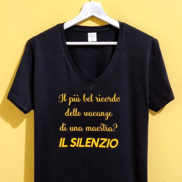 Idee regalo originali per maestre e insegnanti Cerchi un regalo unico e divertente per una maestra speciale? Sei nel posto giusto! In questa categoria trovi idee regalo per maestre e insegnanti pensate per sorprendere con ironia e affetto: t-shirt personalizzate, pochette pratiche, bags stilose e le immancabili tazze con frasi simpatiche, perfette per la pausa caffè in sala insegnanti. Tutti i prodotti sono personalizzati con frasi originali, ironiche o dolci, per dire grazie con un sorriso a chi ogni giorno si prende cura dei nostri figli con passione e pazienza. Che sia per la fine dell’anno scolastico, Natale o semplicemente per dire "sei speciale", qui trovi il regalo giusto per ogni occasione. 🎁 Regali per maestre della scuola dell’infanzia, primaria o medie, tutti artigianali e made in Italy, con la qualità e l’originalità che contraddistingue il nostro brand.