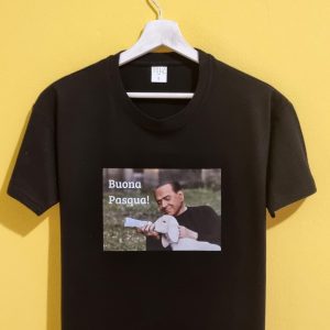Magliette di Pasqua personalizzate e divertenti 🐣 Festeggia la Pasqua con stile (e ironia)! Le nostre magliette di Pasqua personalizzate sono perfette per pranzi in famiglia, cacce alle uova e foto di gruppo memorabili. Scegli tra frasi divertenti, grafiche originali e anche un po’ di dialetto – perché la Pasqua non dev’essere noiosa. 100% cotone, 100% risate. 👉 Personalizza la tua t-shirt pasquale e spacca... come un ovetto Kinder!