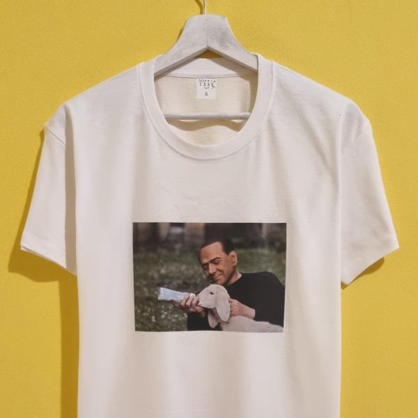 Magliette di Pasqua personalizzate e divertenti 🐣 Festeggia la Pasqua con stile (e ironia)! Le nostre magliette di Pasqua personalizzate sono perfette per pranzi in famiglia, cacce alle uova e foto di gruppo memorabili. Scegli tra frasi divertenti, grafiche originali e anche un po’ di dialetto – perché la Pasqua non dev’essere noiosa. 100% cotone, 100% risate. 👉 Personalizza la tua t-shirt pasquale e spacca... come un ovetto Kinder!