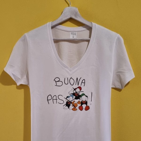 Magliette di Pasqua personalizzate e divertenti 🐣 Festeggia la Pasqua con stile (e ironia)! Le nostre magliette di Pasqua personalizzate sono perfette per pranzi in famiglia, cacce alle uova e foto di gruppo memorabili. Scegli tra frasi divertenti, grafiche originali e anche un po’ di dialetto – perché la Pasqua non dev’essere noiosa. 100% cotone, 100% risate. 👉 Personalizza la tua t-shirt pasquale e spacca... come un ovetto Kinder!