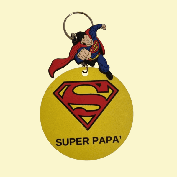 Portachiavi Supereroi per la Festa del Papà - Idee Regalo Originali per Super Papà Scopri la nostra collezione di portachiavi supereroi dedicata ai papà che ogni giorno salvano la famiglia dal caos: Ironman, Superman, Spiderman e Hulk, pronti a trasformare le chiavi di casa in un accessorio da vero eroe! Perfetti come idea regalo per la Festa del Papà, questi portachiavi uniscono ironia e amore per celebrare tutti quei papà che, tra un caffè e un "chiedilo alla mamma", trovano sempre il modo di essere super. Realizzati con materiali resistenti (perché con certi figli ci vuole il vibranio), sono ideali per chi cerca un regalo originale, personalizzato e divertente. Sorprendi il tuo Super Papà con un portachiavi da vero Avengers o Justice League e fagli capire che, anche senza mantello, è il tuo eroe preferito!