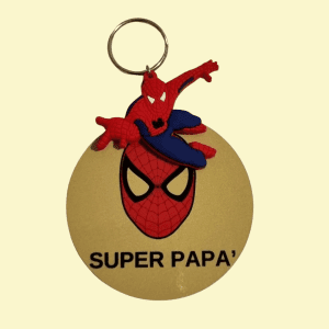Portachiavi Supereroi per la Festa del Papà - Idee Regalo Originali per Super Papà Scopri la nostra collezione di portachiavi supereroi dedicata ai papà che ogni giorno salvano la famiglia dal caos: Ironman, Superman, Spiderman e Hulk, pronti a trasformare le chiavi di casa in un accessorio da vero eroe! Perfetti come idea regalo per la Festa del Papà, questi portachiavi uniscono ironia e amore per celebrare tutti quei papà che, tra un caffè e un "chiedilo alla mamma", trovano sempre il modo di essere super. Realizzati con materiali resistenti (perché con certi figli ci vuole il vibranio), sono ideali per chi cerca un regalo originale, personalizzato e divertente. Sorprendi il tuo Super Papà con un portachiavi da vero Avengers o Justice League e fagli capire che, anche senza mantello, è il tuo eroe preferito!
