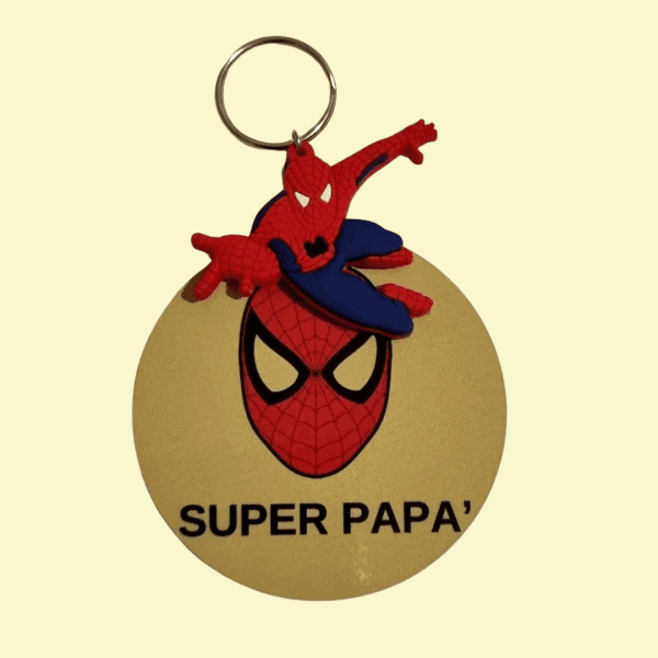 Portachiavi Supereroi per la Festa del Papà - Idee Regalo Originali per Super Papà Scopri la nostra collezione di portachiavi supereroi dedicata ai papà che ogni giorno salvano la famiglia dal caos: Ironman, Superman, Spiderman e Hulk, pronti a trasformare le chiavi di casa in un accessorio da vero eroe! Perfetti come idea regalo per la Festa del Papà, questi portachiavi uniscono ironia e amore per celebrare tutti quei papà che, tra un caffè e un "chiedilo alla mamma", trovano sempre il modo di essere super. Realizzati con materiali resistenti (perché con certi figli ci vuole il vibranio), sono ideali per chi cerca un regalo originale, personalizzato e divertente. Sorprendi il tuo Super Papà con un portachiavi da vero Avengers o Justice League e fagli capire che, anche senza mantello, è il tuo eroe preferito!