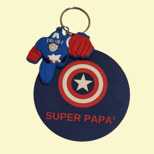 Portachiavi Supereroi per la Festa del Papà - Idee Regalo Originali per Super Papà Scopri la nostra collezione di portachiavi supereroi dedicata ai papà che ogni giorno salvano la famiglia dal caos: Ironman, Superman, Spiderman e Hulk, pronti a trasformare le chiavi di casa in un accessorio da vero eroe! Perfetti come idea regalo per la Festa del Papà, questi portachiavi uniscono ironia e amore per celebrare tutti quei papà che, tra un caffè e un "chiedilo alla mamma", trovano sempre il modo di essere super. Realizzati con materiali resistenti (perché con certi figli ci vuole il vibranio), sono ideali per chi cerca un regalo originale, personalizzato e divertente. Sorprendi il tuo Super Papà con un portachiavi da vero Avengers o Justice League e fagli capire che, anche senza mantello, è il tuo eroe preferito!