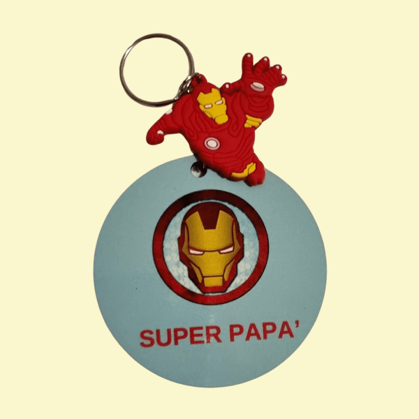 Portachiavi Supereroi per la Festa del Papà - Idee Regalo Originali per Super Papà Scopri la nostra collezione di portachiavi supereroi dedicata ai papà che ogni giorno salvano la famiglia dal caos: Ironman, Superman, Spiderman e Hulk, pronti a trasformare le chiavi di casa in un accessorio da vero eroe! Perfetti come idea regalo per la Festa del Papà, questi portachiavi uniscono ironia e amore per celebrare tutti quei papà che, tra un caffè e un "chiedilo alla mamma", trovano sempre il modo di essere super. Realizzati con materiali resistenti (perché con certi figli ci vuole il vibranio), sono ideali per chi cerca un regalo originale, personalizzato e divertente. Sorprendi il tuo Super Papà con un portachiavi da vero Avengers o Justice League e fagli capire che, anche senza mantello, è il tuo eroe preferito!