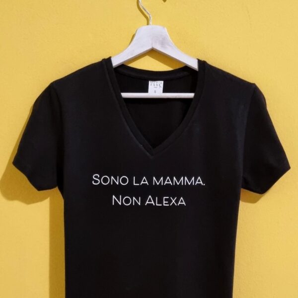 Magliette Festa della Mamma: Regali Unici, Divertenti e Personalizzati Cerchi un regalo originale per la Festa della Mamma? Scopri le nostre magliette personalizzate con frasi ironiche, dolci o simpaticamente sincere! Ogni t-shirt è pensata per celebrare tutte le mamme con un tocco di umorismo e tanto amore. Dalle magliette divertenti per mamme sprint, alle frasi affettuose per mamme dal cuore grande, qui trovi l’idea perfetta per farla sorridere. Realizzate in cotone di qualità e disponibili in tante taglie, le nostre magliette sono un regalo che parla davvero al cuore (e alla pancia dal ridere!). Personalizza la tua t-shirt o scegli tra le nostre frasi già pronte: effetto wow garantito!