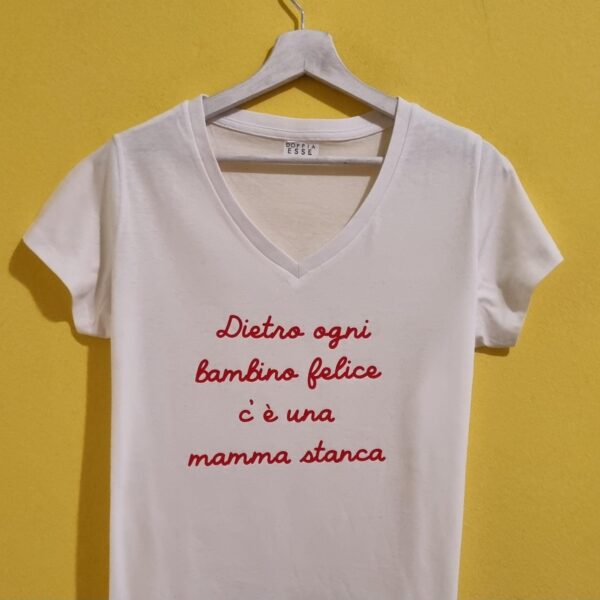 Magliette Festa della Mamma: Regali Unici, Divertenti e Personalizzati Cerchi un regalo originale per la Festa della Mamma? Scopri le nostre magliette personalizzate con frasi ironiche, dolci o simpaticamente sincere! Ogni t-shirt è pensata per celebrare tutte le mamme con un tocco di umorismo e tanto amore. Dalle magliette divertenti per mamme sprint, alle frasi affettuose per mamme dal cuore grande, qui trovi l’idea perfetta per farla sorridere. Realizzate in cotone di qualità e disponibili in tante taglie, le nostre magliette sono un regalo che parla davvero al cuore (e alla pancia dal ridere!). Personalizza la tua t-shirt o scegli tra le nostre frasi già pronte: effetto wow garantito!