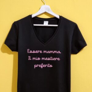 Magliette Festa della Mamma: Regali Unici, Divertenti e Personalizzati Cerchi un regalo originale per la Festa della Mamma? Scopri le nostre magliette personalizzate con frasi ironiche, dolci o simpaticamente sincere! Ogni t-shirt è pensata per celebrare tutte le mamme con un tocco di umorismo e tanto amore. Dalle magliette divertenti per mamme sprint, alle frasi affettuose per mamme dal cuore grande, qui trovi l’idea perfetta per farla sorridere. Realizzate in cotone di qualità e disponibili in tante taglie, le nostre magliette sono un regalo che parla davvero al cuore (e alla pancia dal ridere!). Personalizza la tua t-shirt o scegli tra le nostre frasi già pronte: effetto wow garantito!