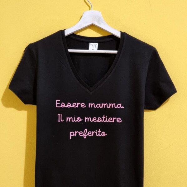Magliette Festa della Mamma: Regali Unici, Divertenti e Personalizzati Cerchi un regalo originale per la Festa della Mamma? Scopri le nostre magliette personalizzate con frasi ironiche, dolci o simpaticamente sincere! Ogni t-shirt è pensata per celebrare tutte le mamme con un tocco di umorismo e tanto amore. Dalle magliette divertenti per mamme sprint, alle frasi affettuose per mamme dal cuore grande, qui trovi l’idea perfetta per farla sorridere. Realizzate in cotone di qualità e disponibili in tante taglie, le nostre magliette sono un regalo che parla davvero al cuore (e alla pancia dal ridere!). Personalizza la tua t-shirt o scegli tra le nostre frasi già pronte: effetto wow garantito!