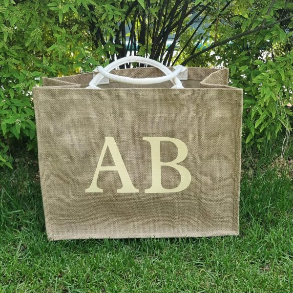 🎁 Promo della Settimana – Fino al 20 Aprile! Scopri la nostra Bag in iuta maxi personalizzata con iniziali: elegante, resistente e perfetta per ogni occasione! In più, solo per questa settimana, ricevi in omaggio la maxi pochette coordinata con le stesse iniziali. Un’idea regalo originale per la Festa della Mamma, per le maestre e insegnanti, o semplicemente per coccolarti con stile! ✨ ✅ Personalizzazione inclusa ✅ Idea regalo utile e raffinata ✅ Promo valida solo fino a domenica 20 aprile 👜 Non perderla: scegli le tue iniziali e ricevi subito il tuo set esclusivo!