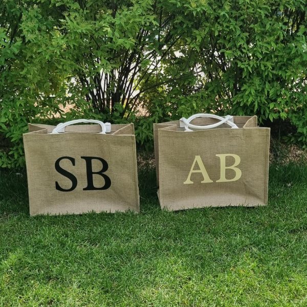 🎁 Promo della Settimana – Fino al 20 Aprile! Scopri la nostra Bag in iuta maxi personalizzata con iniziali: elegante, resistente e perfetta per ogni occasione! In più, solo per questa settimana, ricevi in omaggio la maxi pochette coordinata con le stesse iniziali. Un’idea regalo originale per la Festa della Mamma, per le maestre e insegnanti, o semplicemente per coccolarti con stile! ✨ ✅ Personalizzazione inclusa ✅ Idea regalo utile e raffinata ✅ Promo valida solo fino a domenica 20 aprile 👜 Non perderla: scegli le tue iniziali e ricevi subito il tuo set esclusivo!