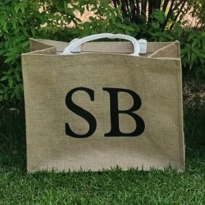 🎁 Promo della Settimana – Fino al 20 Aprile! Scopri la nostra Bag in iuta maxi personalizzata con iniziali: elegante, resistente e perfetta per ogni occasione! In più, solo per questa settimana, ricevi in omaggio la maxi pochette coordinata con le stesse iniziali. Un’idea regalo originale per la Festa della Mamma, per le maestre e insegnanti, o semplicemente per coccolarti con stile! ✨ ✅ Personalizzazione inclusa ✅ Idea regalo utile e raffinata ✅ Promo valida solo fino a domenica 20 aprile 👜 Non perderla: scegli le tue iniziali e ricevi subito il tuo set esclusivo!