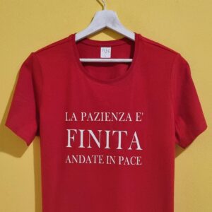 Magliette con frasi spiritose: l’idea regalo perfetta per ogni occasione! 🎁 Se cerchi un regalo che faccia ridere, emozionare e lasciare il segno, sei nel posto giusto! Le nostre magliette con frasi spiritose sono pensate per chi ama l'ironia, chi non si prende troppo sul serio e chi vuole portare un sorriso ovunque vada. 😍 Perfette come idee regalo originali per compleanni, anniversari, feste o semplicemente per sorprendere chi ami con un pensiero unico, le nostre t-shirt sono realizzate con materiali di alta qualità e stampate con cura artigianale. 🎨👕