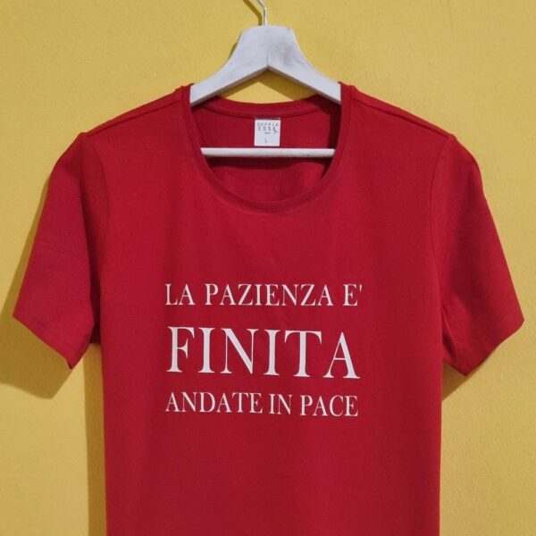 Magliette con frasi spiritose: l’idea regalo perfetta per ogni occasione! 🎁 Se cerchi un regalo che faccia ridere, emozionare e lasciare il segno, sei nel posto giusto! Le nostre magliette con frasi spiritose sono pensate per chi ama l'ironia, chi non si prende troppo sul serio e chi vuole portare un sorriso ovunque vada. 😍 Perfette come idee regalo originali per compleanni, anniversari, feste o semplicemente per sorprendere chi ami con un pensiero unico, le nostre t-shirt sono realizzate con materiali di alta qualità e stampate con cura artigianale. 🎨👕