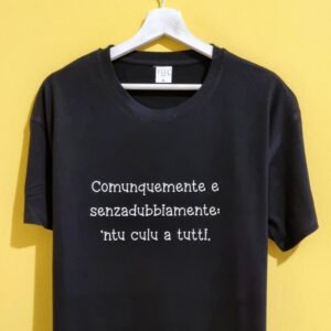 Magliette con frasi spiritose: l’idea regalo perfetta per ogni occasione! 🎁 Se cerchi un regalo che faccia ridere, emozionare e lasciare il segno, sei nel posto giusto! Le nostre magliette con frasi spiritose sono pensate per chi ama l'ironia, chi non si prende troppo sul serio e chi vuole portare un sorriso ovunque vada. 😍 Perfette come idee regalo originali per compleanni, anniversari, feste o semplicemente per sorprendere chi ami con un pensiero unico, le nostre t-shirt sono realizzate con materiali di alta qualità e stampate con cura artigianale. 🎨👕