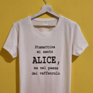 Magliette con frasi spiritose: l’idea regalo perfetta per ogni occasione! 🎁 Se cerchi un regalo che faccia ridere, emozionare e lasciare il segno, sei nel posto giusto! Le nostre magliette con frasi spiritose sono pensate per chi ama l'ironia, chi non si prende troppo sul serio e chi vuole portare un sorriso ovunque vada. 😍 Perfette come idee regalo originali per compleanni, anniversari, feste o semplicemente per sorprendere chi ami con un pensiero unico, le nostre t-shirt sono realizzate con materiali di alta qualità e stampate con cura artigianale. 🎨👕