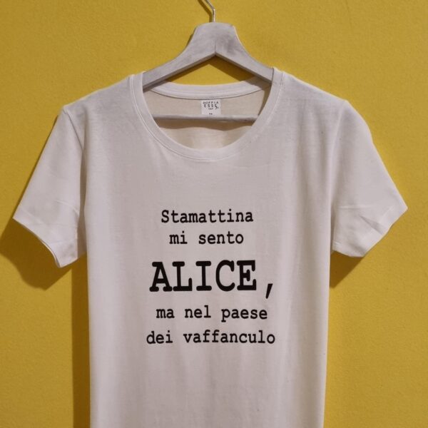 Magliette con frasi spiritose: l’idea regalo perfetta per ogni occasione! 🎁 Se cerchi un regalo che faccia ridere, emozionare e lasciare il segno, sei nel posto giusto! Le nostre magliette con frasi spiritose sono pensate per chi ama l'ironia, chi non si prende troppo sul serio e chi vuole portare un sorriso ovunque vada. 😍 Perfette come idee regalo originali per compleanni, anniversari, feste o semplicemente per sorprendere chi ami con un pensiero unico, le nostre t-shirt sono realizzate con materiali di alta qualità e stampate con cura artigianale. 🎨👕