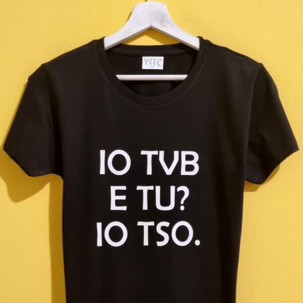 Magliette con frasi spiritose: l’idea regalo perfetta per ogni occasione! 🎁 Se cerchi un regalo che faccia ridere, emozionare e lasciare il segno, sei nel posto giusto! Le nostre magliette con frasi spiritose sono pensate per chi ama l'ironia, chi non si prende troppo sul serio e chi vuole portare un sorriso ovunque vada. 😍 Perfette come idee regalo originali per compleanni, anniversari, feste o semplicemente per sorprendere chi ami con un pensiero unico, le nostre t-shirt sono realizzate con materiali di alta qualità e stampate con cura artigianale. 🎨👕
