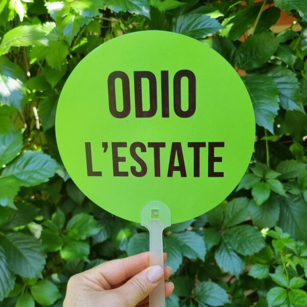 Aggiungi un tocco di ironia alle giornate più afose con i nostri ventagli rotondi colorati! Leggeri, pratici e super simpatici, sono perfetti da portare in borsa, in valigia o nella tua quotidianità estiva. Ogni ventaglio è realizzato in materiale resistente e presenta una forma rotonda accattivante, accompagnata da una frase spiritosa che non passerà inosservata. Ideali per eventi, feste, gadget originali o semplicemente per sopravvivere con stile e sarcasmo al caldo torrido. Non sono solo utili, ma anche un vero statement estivo.