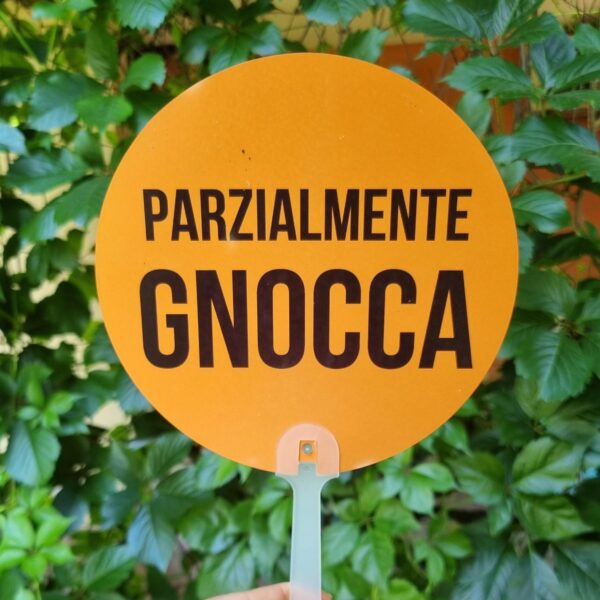 Aggiungi un tocco di ironia alle giornate più afose con i nostri ventagli rotondi colorati! Leggeri, pratici e super simpatici, sono perfetti da portare in borsa, in valigia o nella tua quotidianità estiva. Ogni ventaglio è realizzato in materiale resistente e presenta una forma rotonda accattivante, accompagnata da una frase spiritosa che non passerà inosservata. Ideali per eventi, feste, gadget originali o semplicemente per sopravvivere con stile e sarcasmo al caldo torrido. Non sono solo utili, ma anche un vero statement estivo.