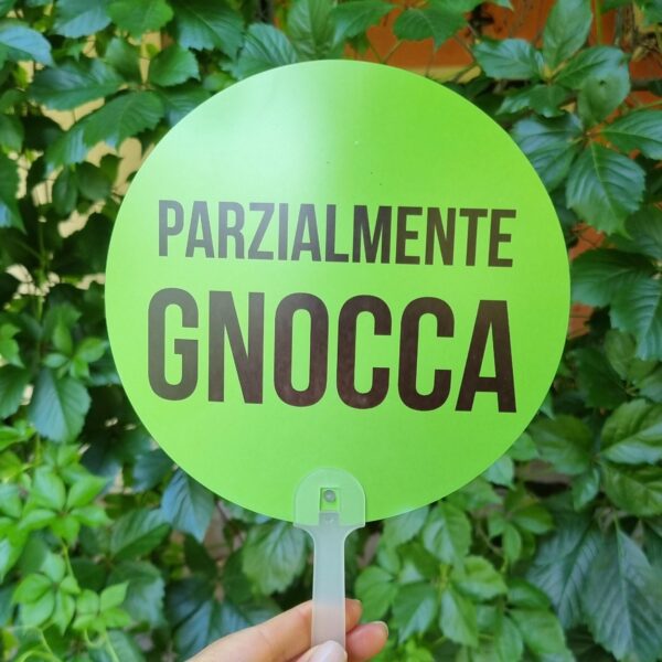 Aggiungi un tocco di ironia alle giornate più afose con i nostri ventagli rotondi colorati! Leggeri, pratici e super simpatici, sono perfetti da portare in borsa, in valigia o nella tua quotidianità estiva. Ogni ventaglio è realizzato in materiale resistente e presenta una forma rotonda accattivante, accompagnata da una frase spiritosa che non passerà inosservata. Ideali per eventi, feste, gadget originali o semplicemente per sopravvivere con stile e sarcasmo al caldo torrido. Non sono solo utili, ma anche un vero statement estivo.