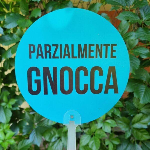 Aggiungi un tocco di ironia alle giornate più afose con i nostri ventagli rotondi colorati! Leggeri, pratici e super simpatici, sono perfetti da portare in borsa, in valigia o nella tua quotidianità estiva. Ogni ventaglio è realizzato in materiale resistente e presenta una forma rotonda accattivante, accompagnata da una frase spiritosa che non passerà inosservata. Ideali per eventi, feste, gadget originali o semplicemente per sopravvivere con stile e sarcasmo al caldo torrido. Non sono solo utili, ma anche un vero statement estivo.