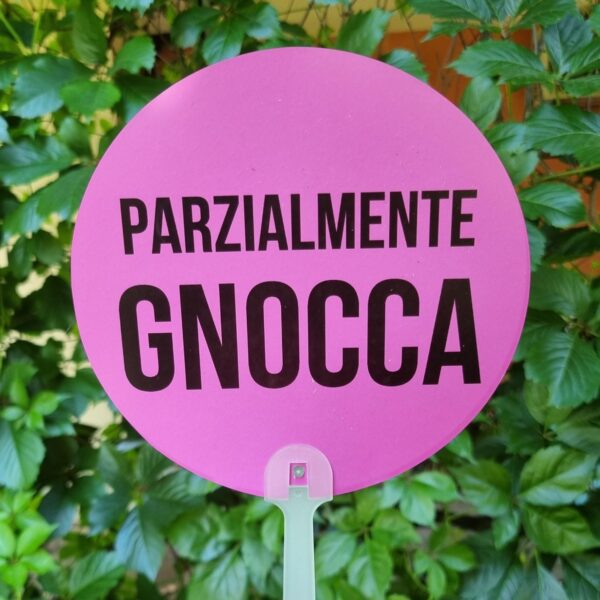 Aggiungi un tocco di ironia alle giornate più afose con i nostri ventagli rotondi colorati! Leggeri, pratici e super simpatici, sono perfetti da portare in borsa, in valigia o nella tua quotidianità estiva. Ogni ventaglio è realizzato in materiale resistente e presenta una forma rotonda accattivante, accompagnata da una frase spiritosa che non passerà inosservata. Ideali per eventi, feste, gadget originali o semplicemente per sopravvivere con stile e sarcasmo al caldo torrido. Non sono solo utili, ma anche un vero statement estivo.