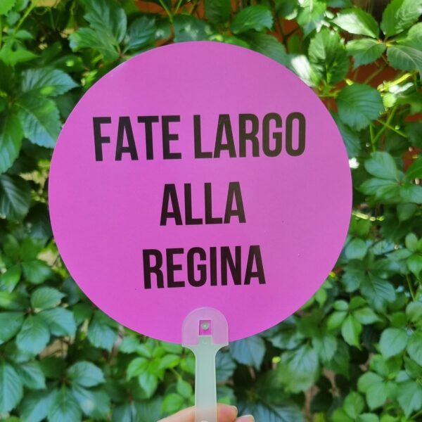 Aggiungi un tocco di ironia alle giornate più afose con i nostri ventagli rotondi colorati! Leggeri, pratici e super simpatici, sono perfetti da portare in borsa, in valigia o nella tua quotidianità estiva. Ogni ventaglio è realizzato in materiale resistente e presenta una forma rotonda accattivante, accompagnata da una frase spiritosa che non passerà inosservata. Ideali per eventi, feste, gadget originali o semplicemente per sopravvivere con stile e sarcasmo al caldo torrido. Non sono solo utili, ma anche un vero statement estivo.