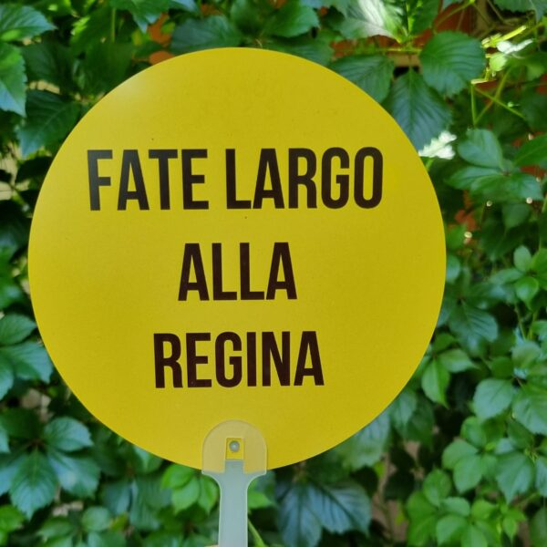 Aggiungi un tocco di ironia alle giornate più afose con i nostri ventagli rotondi colorati! Leggeri, pratici e super simpatici, sono perfetti da portare in borsa, in valigia o nella tua quotidianità estiva. Ogni ventaglio è realizzato in materiale resistente e presenta una forma rotonda accattivante, accompagnata da una frase spiritosa che non passerà inosservata. Ideali per eventi, feste, gadget originali o semplicemente per sopravvivere con stile e sarcasmo al caldo torrido. Non sono solo utili, ma anche un vero statement estivo.