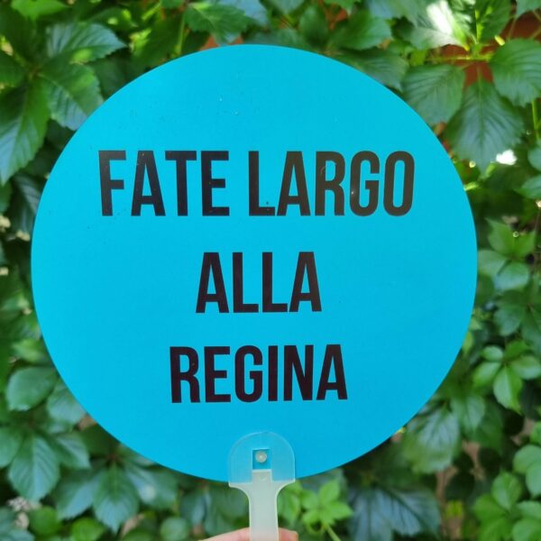 Aggiungi un tocco di ironia alle giornate più afose con i nostri ventagli rotondi colorati! Leggeri, pratici e super simpatici, sono perfetti da portare in borsa, in valigia o nella tua quotidianità estiva. Ogni ventaglio è realizzato in materiale resistente e presenta una forma rotonda accattivante, accompagnata da una frase spiritosa che non passerà inosservata. Ideali per eventi, feste, gadget originali o semplicemente per sopravvivere con stile e sarcasmo al caldo torrido. Non sono solo utili, ma anche un vero statement estivo.