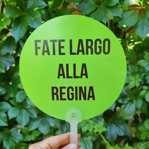 Aggiungi un tocco di ironia alle giornate più afose con i nostri ventagli rotondi colorati! Leggeri, pratici e super simpatici, sono perfetti da portare in borsa, in valigia o nella tua quotidianità estiva. Ogni ventaglio è realizzato in materiale resistente e presenta una forma rotonda accattivante, accompagnata da una frase spiritosa che non passerà inosservata. Ideali per eventi, feste, gadget originali o semplicemente per sopravvivere con stile e sarcasmo al caldo torrido. Non sono solo utili, ma anche un vero statement estivo.