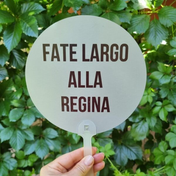 Aggiungi un tocco di ironia alle giornate più afose con i nostri ventagli rotondi colorati! Leggeri, pratici e super simpatici, sono perfetti da portare in borsa, in valigia o nella tua quotidianità estiva. Ogni ventaglio è realizzato in materiale resistente e presenta una forma rotonda accattivante, accompagnata da una frase spiritosa che non passerà inosservata. Ideali per eventi, feste, gadget originali o semplicemente per sopravvivere con stile e sarcasmo al caldo torrido. Non sono solo utili, ma anche un vero statement estivo.