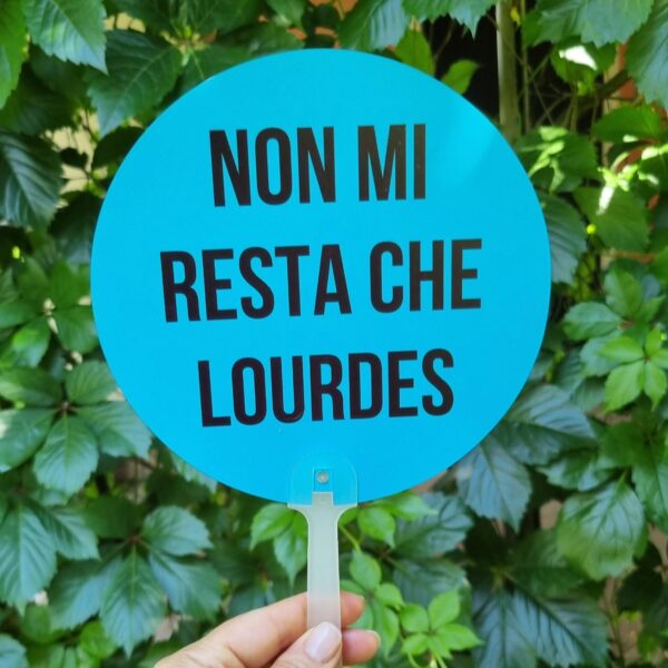 Aggiungi un tocco di ironia alle giornate più afose con i nostri ventagli rotondi colorati! Leggeri, pratici e super simpatici, sono perfetti da portare in borsa, in valigia o nella tua quotidianità estiva. Ogni ventaglio è realizzato in materiale resistente e presenta una forma rotonda accattivante, accompagnata da una frase spiritosa che non passerà inosservata. Ideali per eventi, feste, gadget originali o semplicemente per sopravvivere con stile e sarcasmo al caldo torrido. Non sono solo utili, ma anche un vero statement estivo.
