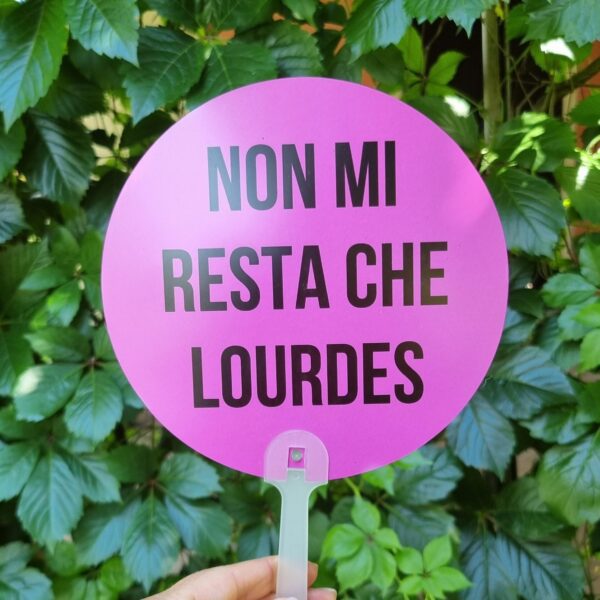 Aggiungi un tocco di ironia alle giornate più afose con i nostri ventagli rotondi colorati! Leggeri, pratici e super simpatici, sono perfetti da portare in borsa, in valigia o nella tua quotidianità estiva. Ogni ventaglio è realizzato in materiale resistente e presenta una forma rotonda accattivante, accompagnata da una frase spiritosa che non passerà inosservata. Ideali per eventi, feste, gadget originali o semplicemente per sopravvivere con stile e sarcasmo al caldo torrido. Non sono solo utili, ma anche un vero statement estivo.