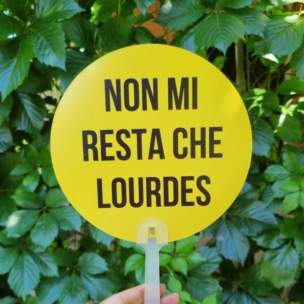 Aggiungi un tocco di ironia alle giornate più afose con i nostri ventagli rotondi colorati! Leggeri, pratici e super simpatici, sono perfetti da portare in borsa, in valigia o nella tua quotidianità estiva. Ogni ventaglio è realizzato in materiale resistente e presenta una forma rotonda accattivante, accompagnata da una frase spiritosa che non passerà inosservata. Ideali per eventi, feste, gadget originali o semplicemente per sopravvivere con stile e sarcasmo al caldo torrido. Non sono solo utili, ma anche un vero statement estivo.